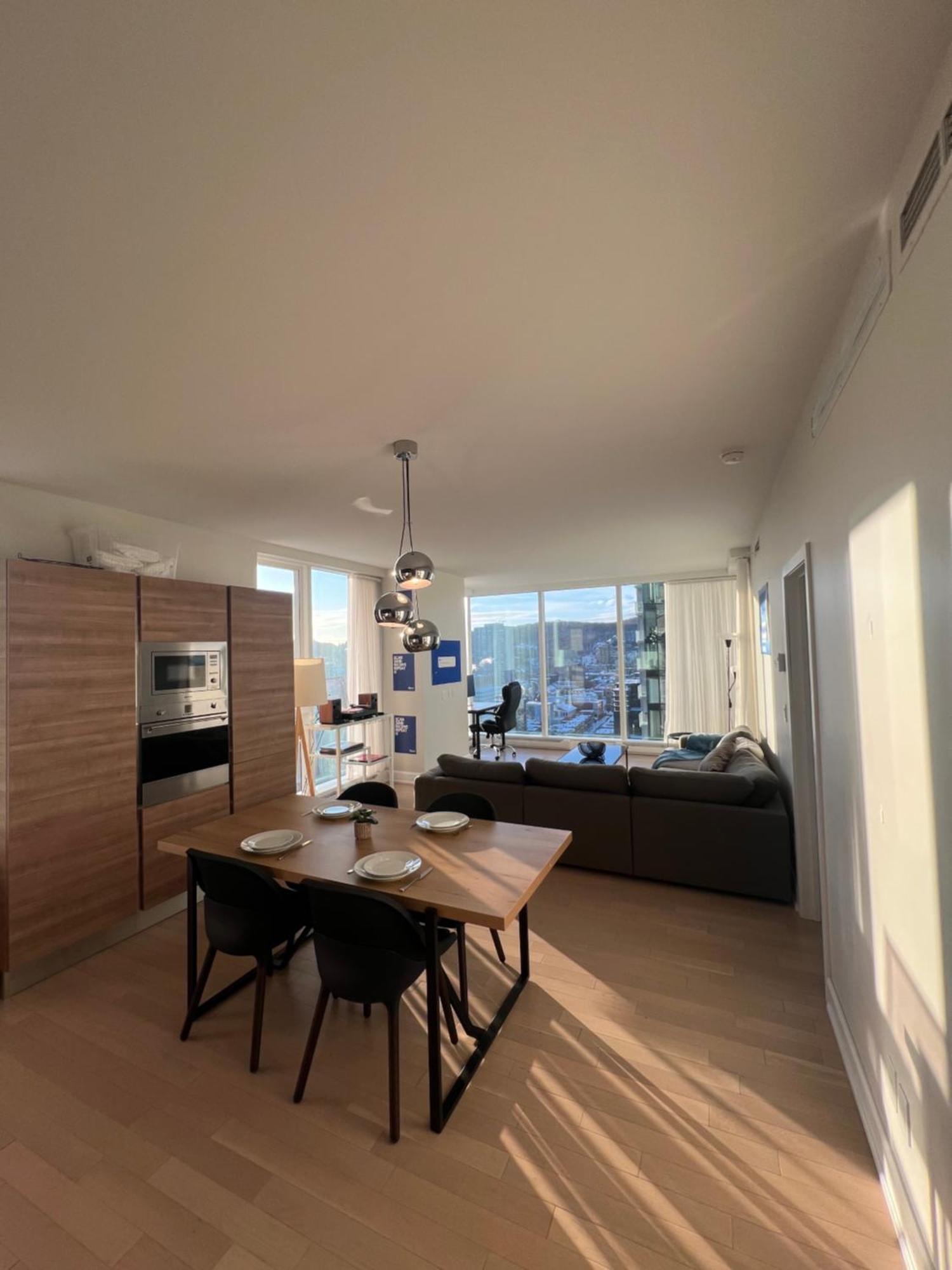 Modern 2 Bedrooms Downtown Appartement *